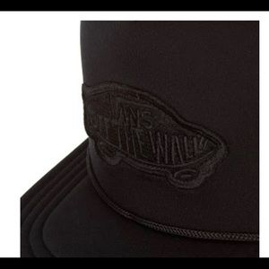 Vans off the wall classic trucker hat worn once.